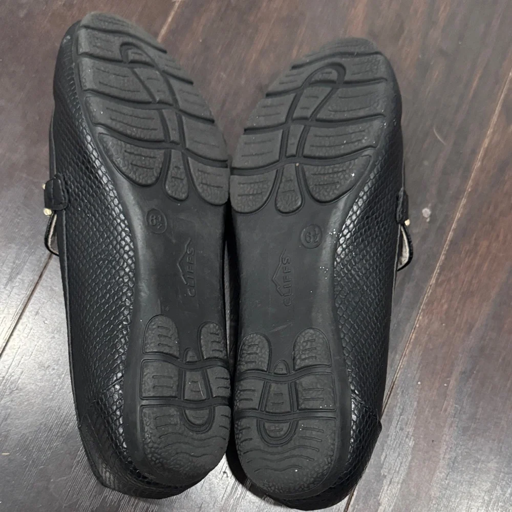 Cliffs by WHITE MOUNTAIN Black Loafers with Gold Chain | Good Used Condition